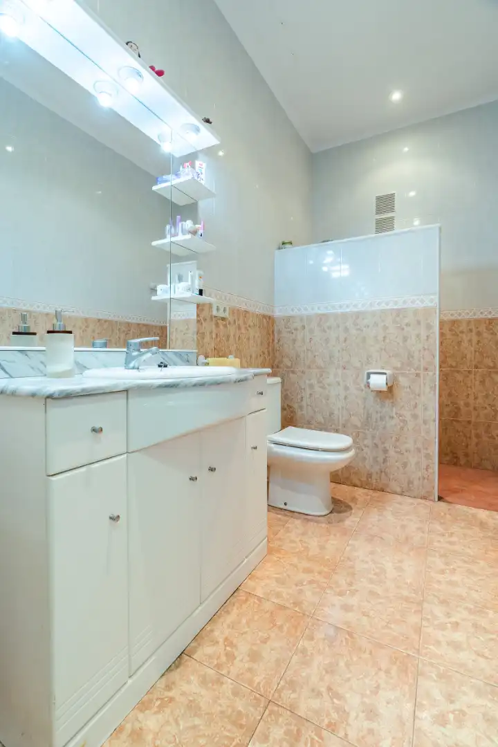 Badezimmer von Haus oder Chalet zum Verkauf in La Pobla de Mafumet mit Klimaanlage, Heizung und Privatgarten