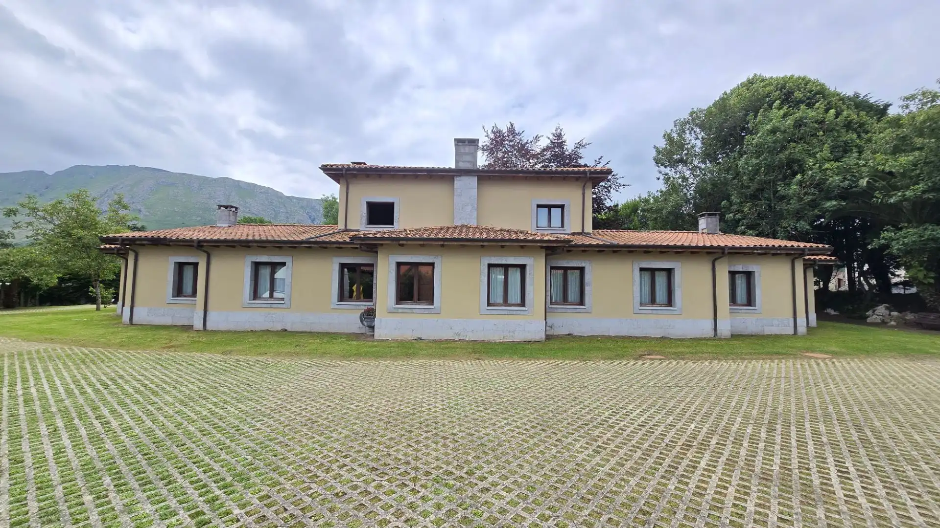 Vista exterior de Casa o xalet en venda en Llanes amb Calefacció, Jardí privat i Piscina