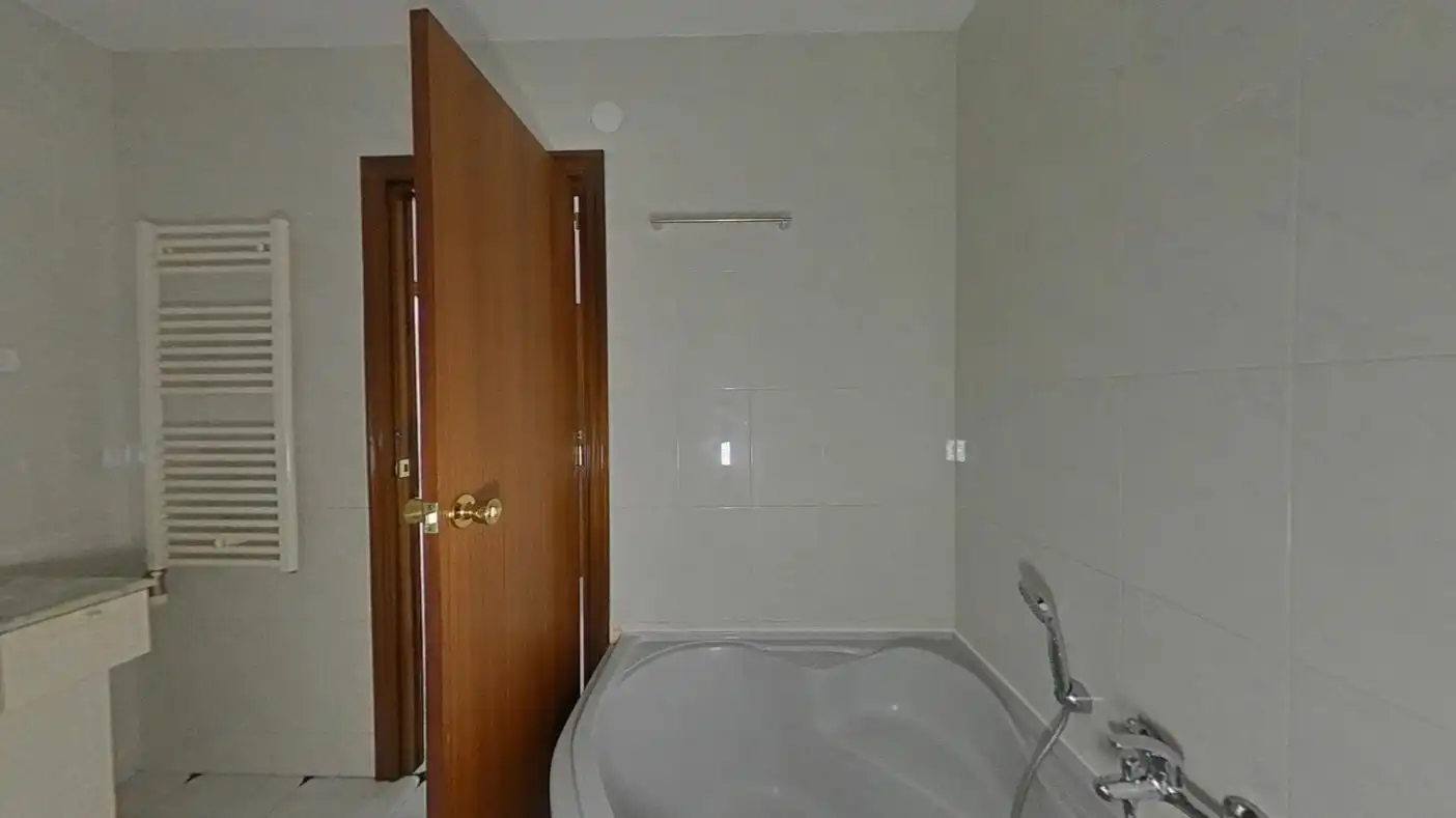 Bathroom of Flat for sale in Barberà del Vallès