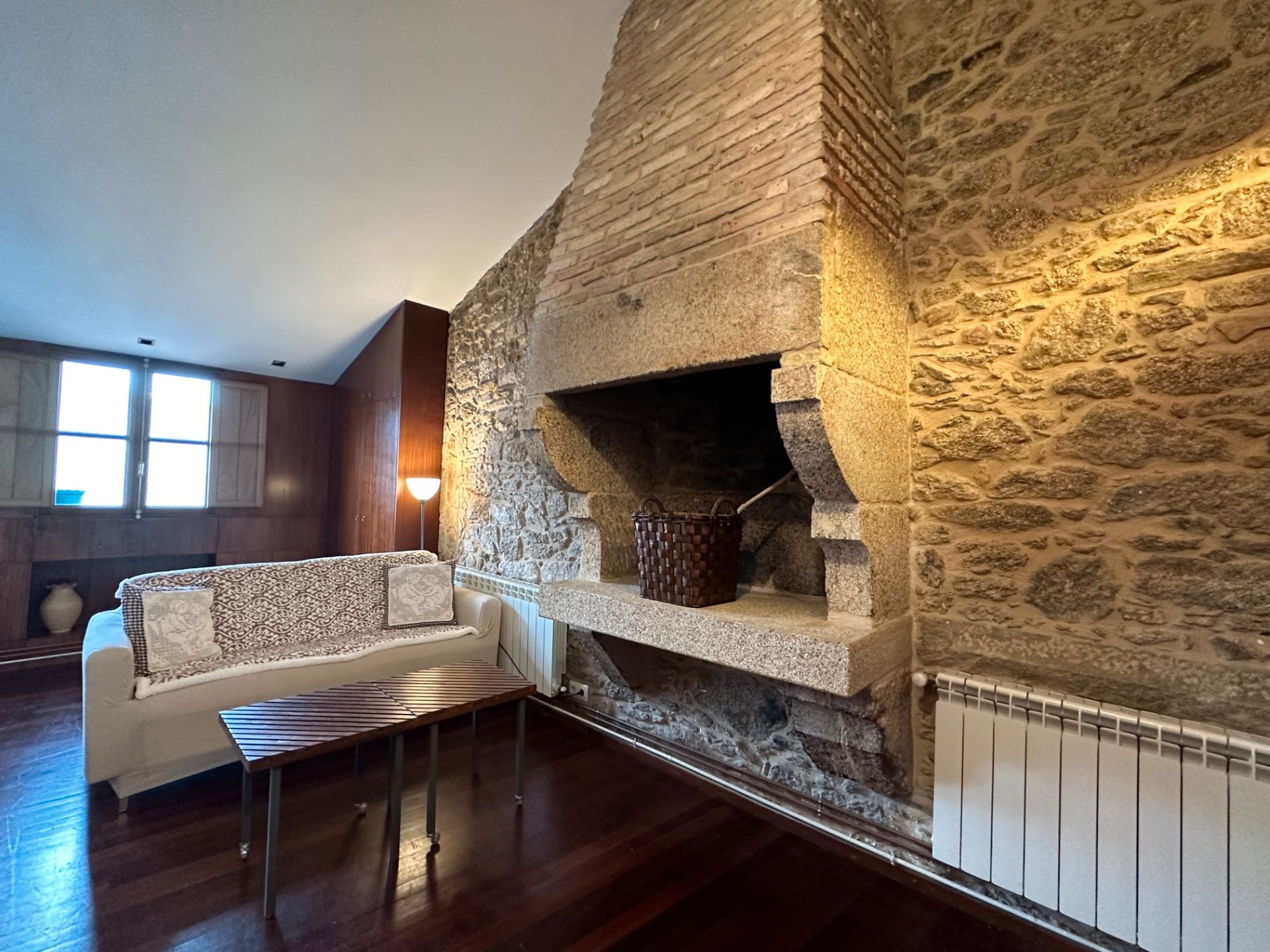 Sala d'estar de Apartament de lloguer en Santiago de Compostela  amb Calefacció, Parquet i Moblat