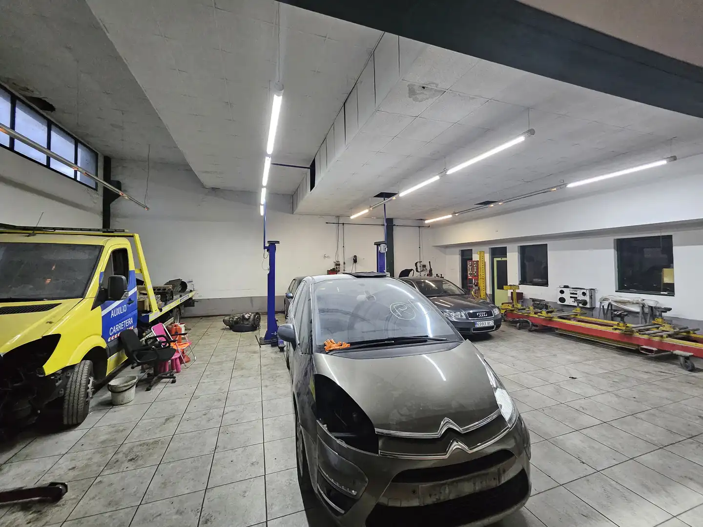 Parkplatz von Fabrikhallen zum Verkauf in Elorrio mit Heizung