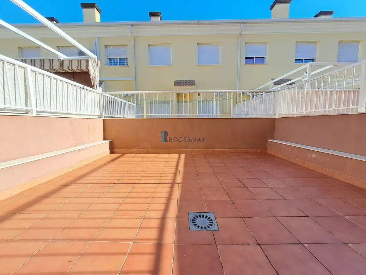 Terrasse von Einfamilien-Reihenhaus zum Verkauf in Benicasim / Benicàssim mit Privatgarten, Terrasse und Balkon