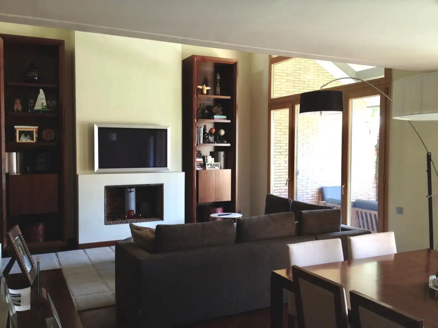 Sala d'estar de Casa adosada en venda en Pozuelo de Alarcón amb Aire condicionat, Jardí privat i Terrassa