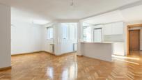 Sala d'estar de Pis en venda en  Madrid Capital amb Calefacció, Parquet i Traster