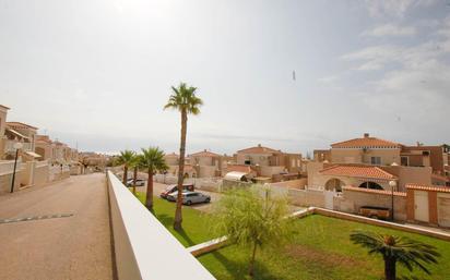 Vista exterior de Casa adosada en venda en Torrevieja amb Aire condicionat, Terrassa i Balcó