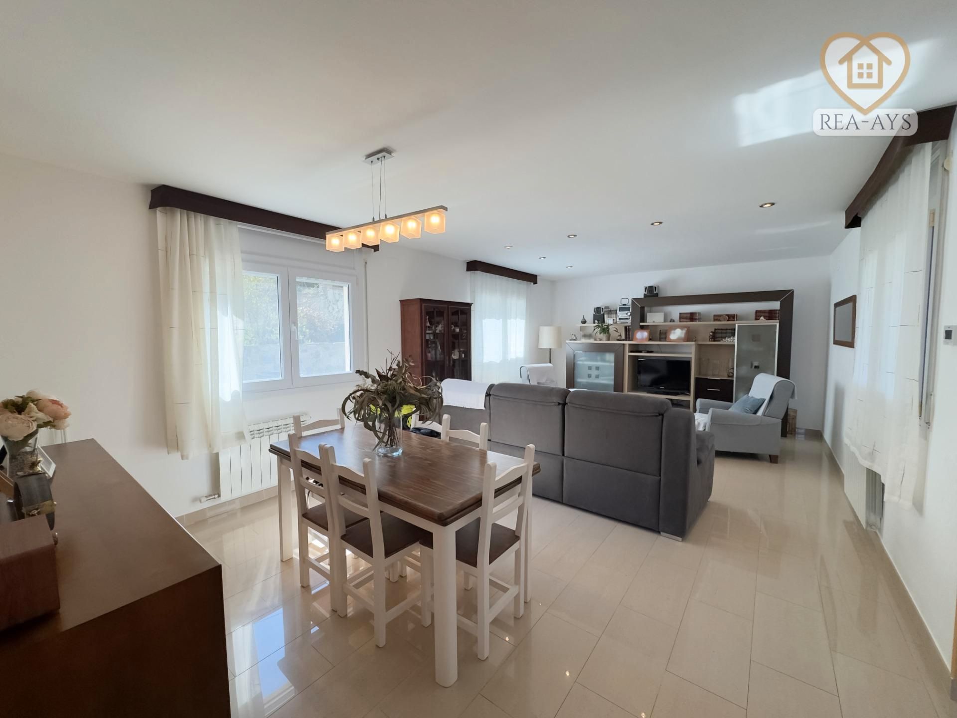 Sala d'estar de Casa o xalet en venda en Mediona amb Calefacció, Jardí privat i Terrassa