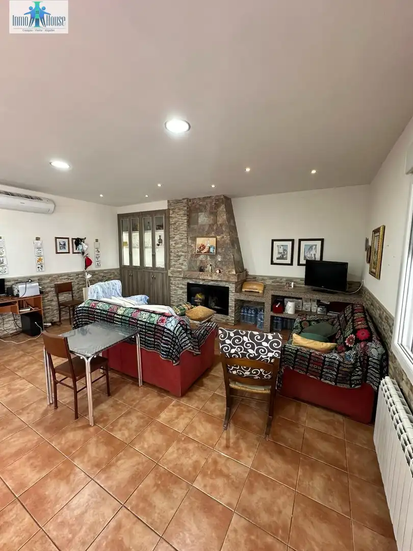 Sala d'estar de Casa o xalet en venda en Albacete amb Aire condicionat, Jardí privat i Parquet