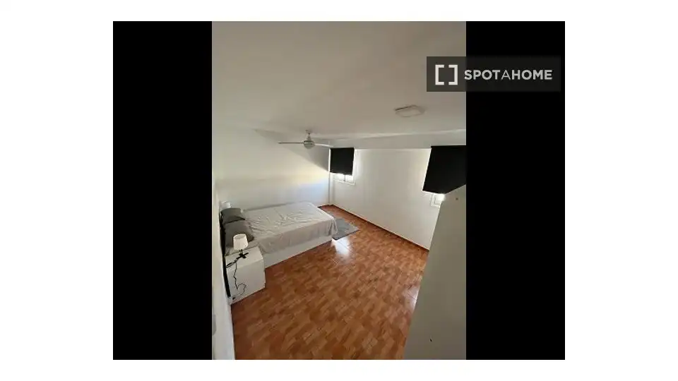 Habitación de Piso de alquiler en Valencia con Aire acondicionado, Calefacción y Amueblado
