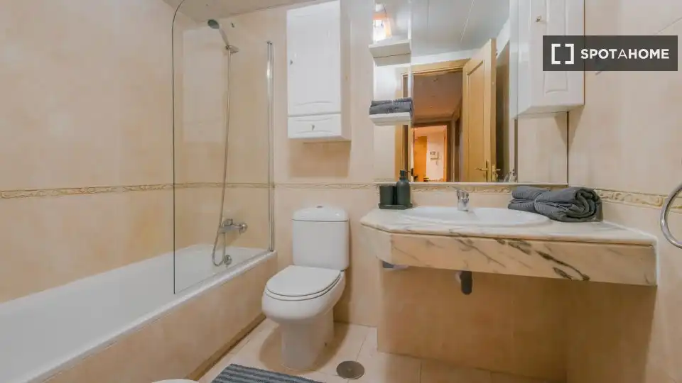 Baño de Piso para compartir en Madrid con Aire acondicionado, Calefacción y Amueblado