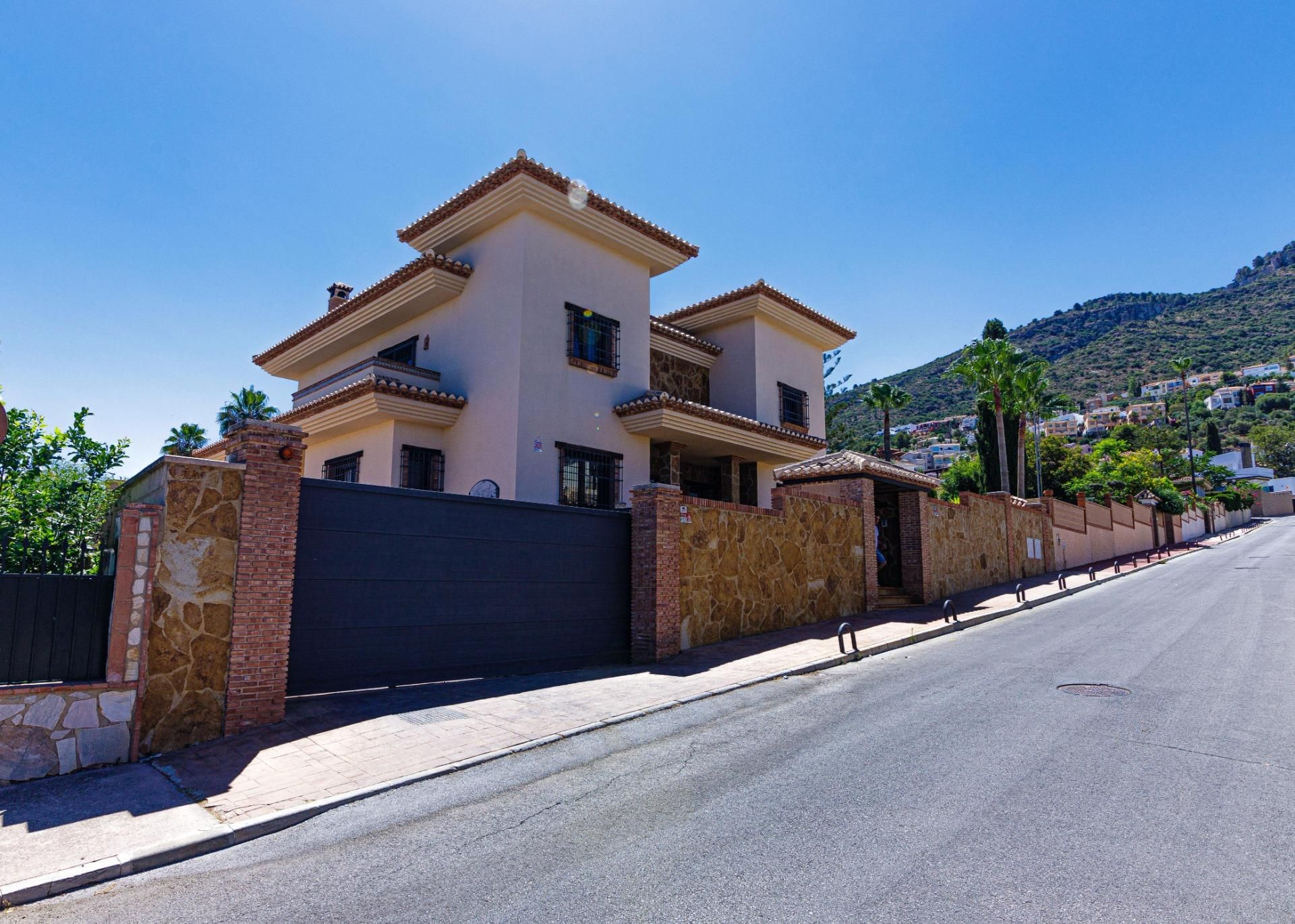 Vista exterior de Casa o chalet en venta en Alhaurín de la Torre con Aire acondicionado, Jardín privado y Terraza