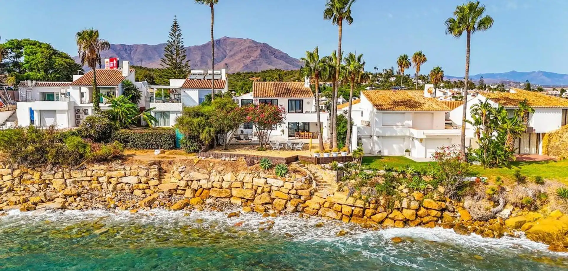 Vista exterior de Casa o xalet en venda en Estepona amb Aire condicionat, Jardí privat i Terrassa