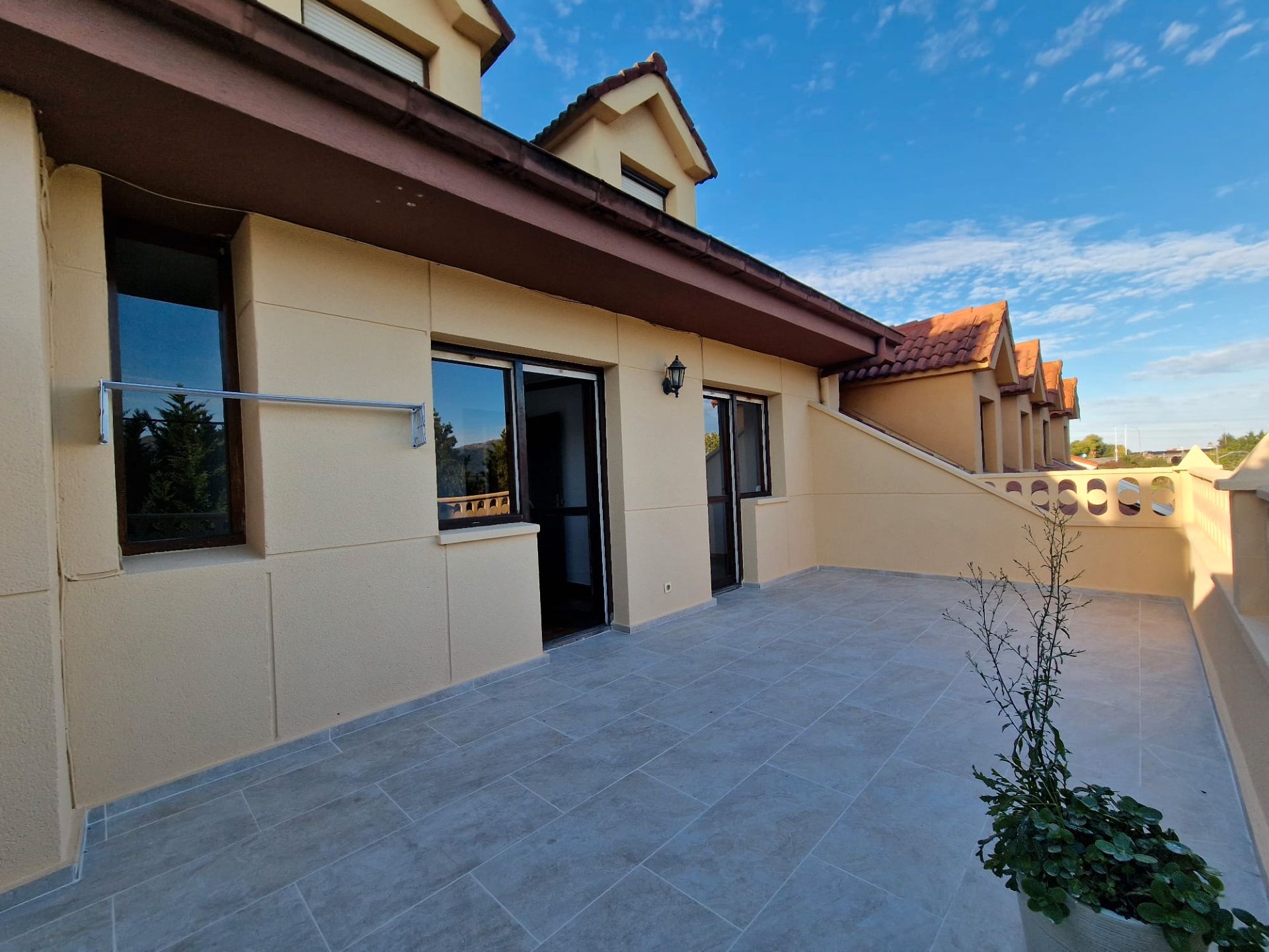 Vista exterior de Dúplex en venta en El Astillero   con Calefacción y Terraza