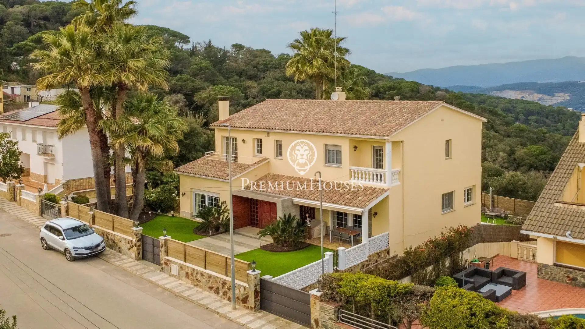 Vista exterior de Casa o xalet en venda en Mataró amb Calefacció, Jardí privat i Parquet