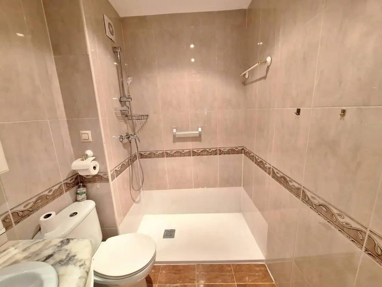 Badezimmer von Wohnung zum Verkauf in Fuenlabrada mit Klimaanlage, Heizung und Terrasse