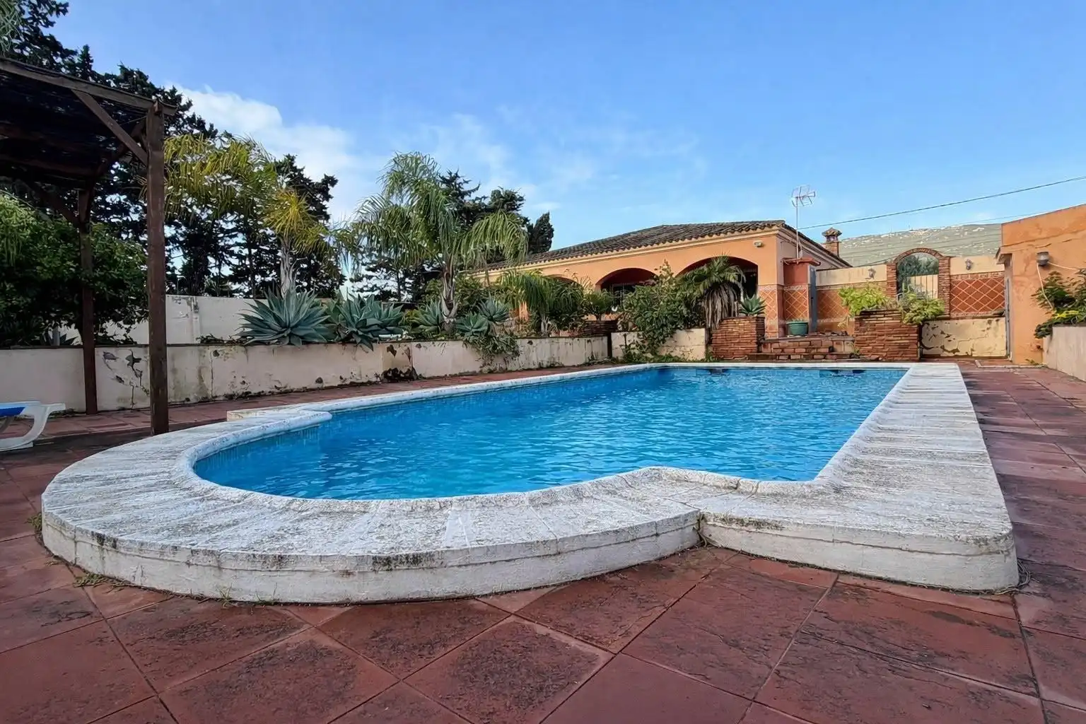 Piscina de Casa o xalet en venda en La Línea de la Concepción amb Jardí privat i Piscina