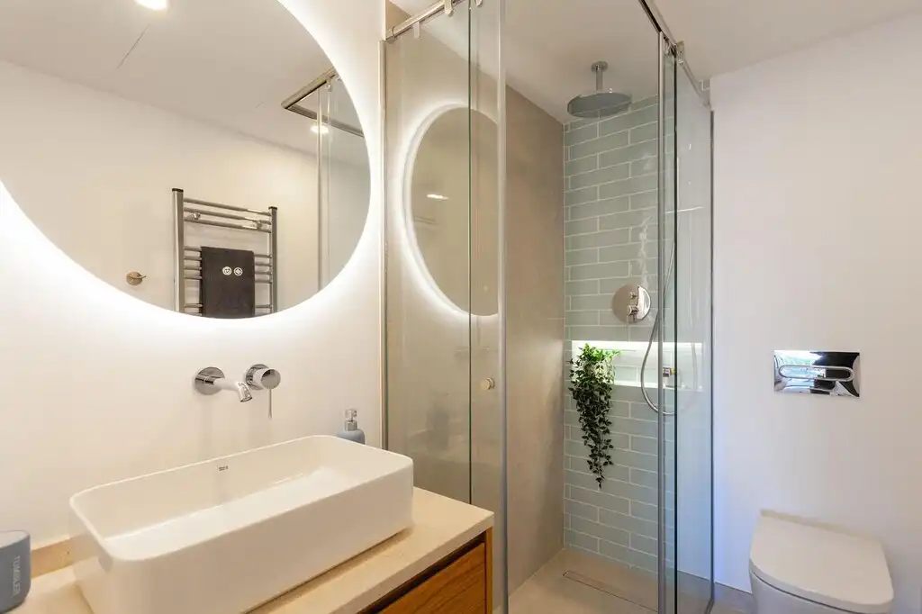 Bathroom of Apartments for sale in Calvià  with Air Conditioner, Terrace and Furnished
