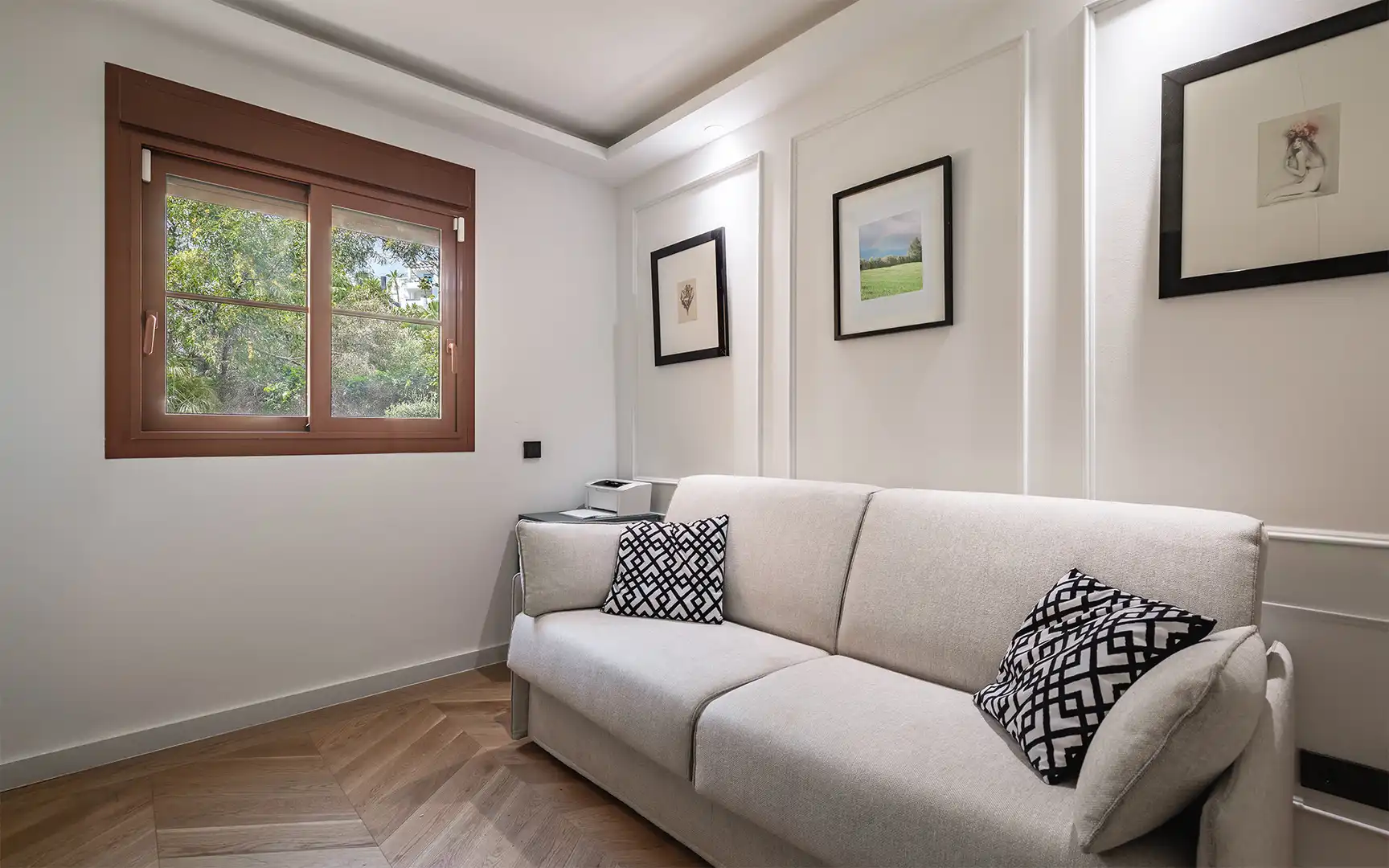 Wohnzimmer von Erdgeschoss zum Verkauf in Benahavís mit Klimaanlage, Privatgarten und Terrasse