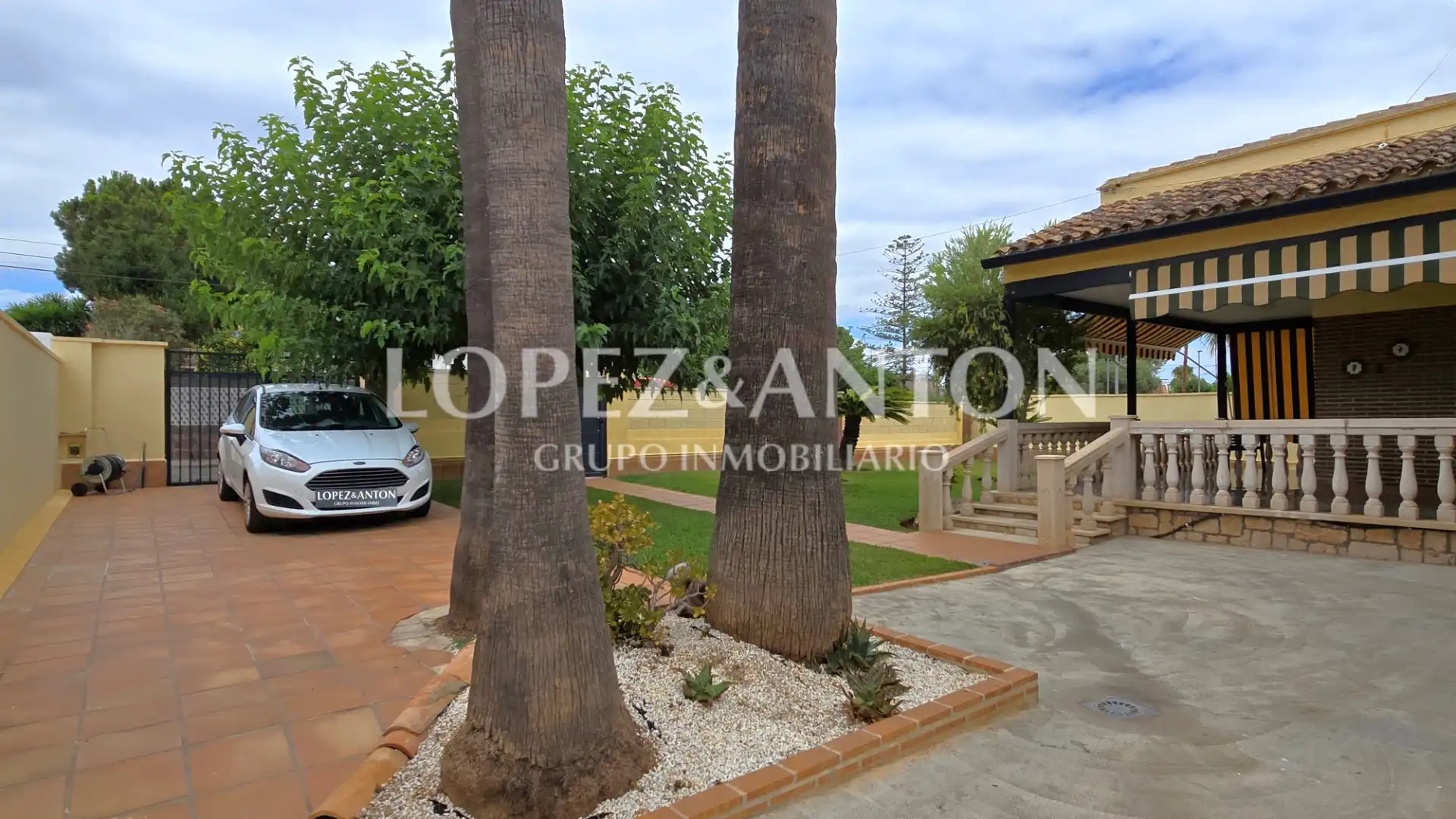 Exterior view of Houses for sale in L'Eliana  with Air Conditioner, Private garden and Terrace