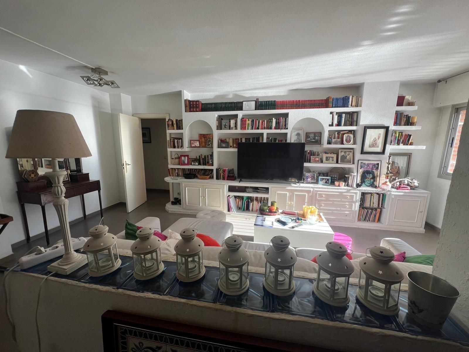 Sala d'estar de Pis en venda en  Madrid Capital amb Calefacció i Jardí privat