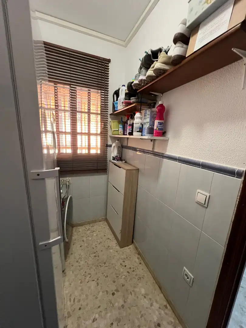 Küche von Einfamilien-Reihenhaus zum Verkauf in La Rinconada mit Klimaanlage, Abstellraum und Balkon