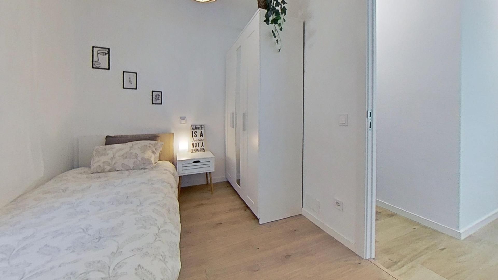 Bedroom of Flat to share in Parla  with Heating
