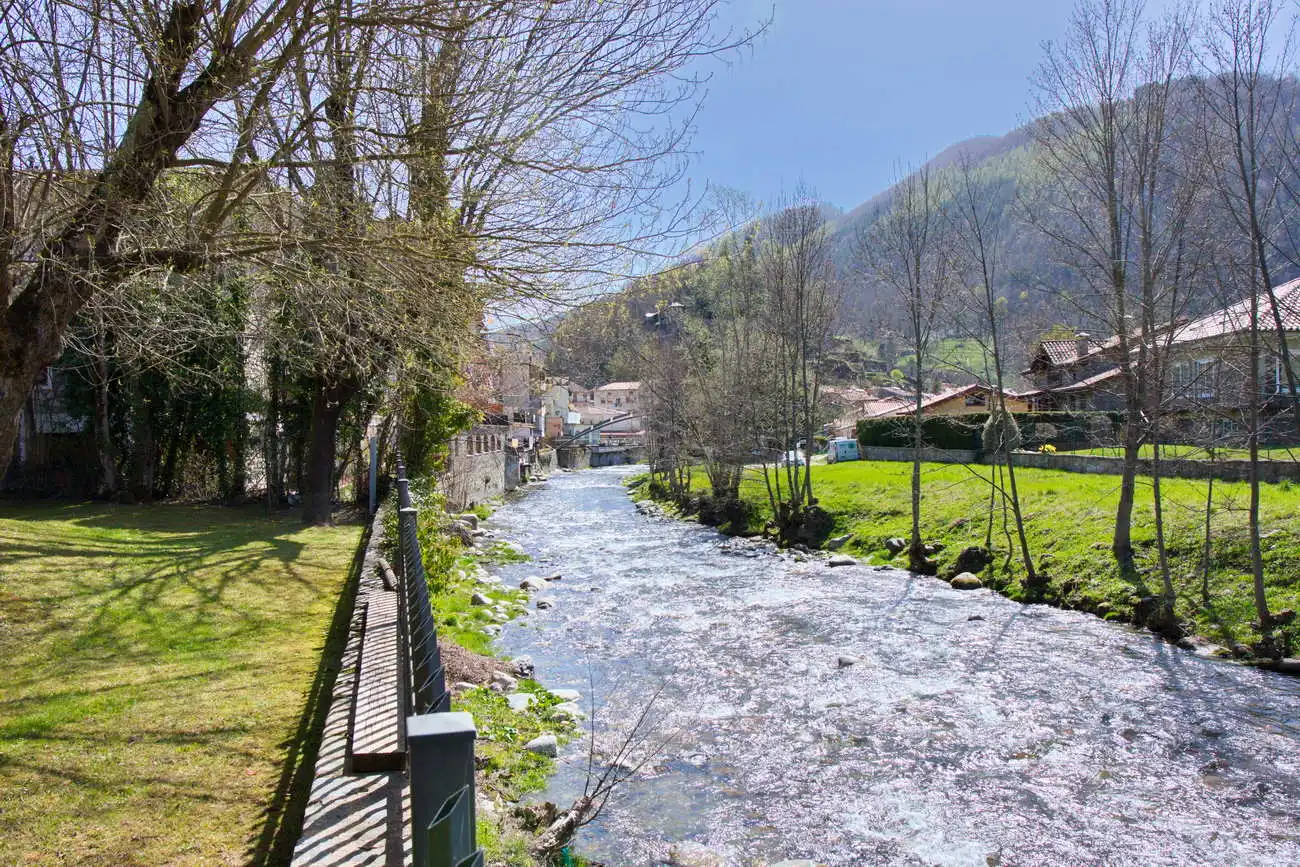 Vista exterior de Casa o chalet en venta en Camprodon con Calefacción, Jardín privado y Parquet