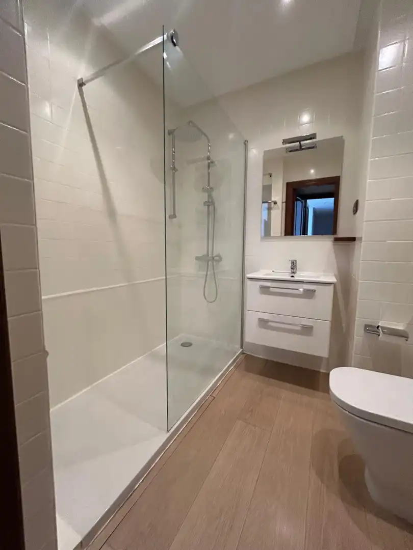 Baño de Piso de alquiler en  Logroño con Aire acondicionado, Calefacción y Terraza