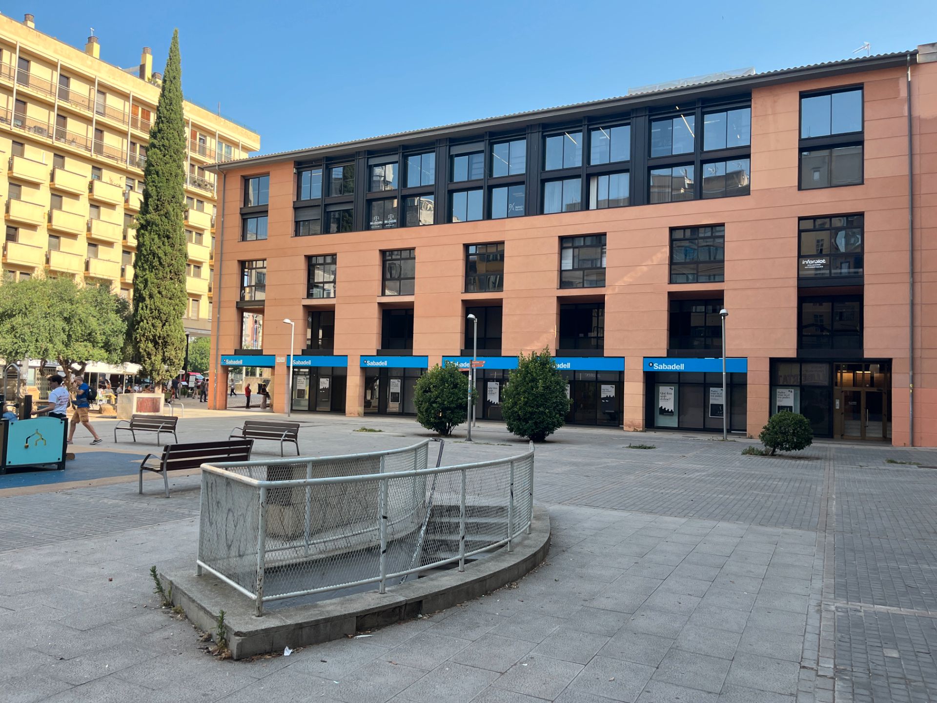 Außenansicht von Büro miete in Girona Capital mit Klimaanlage und Heizung