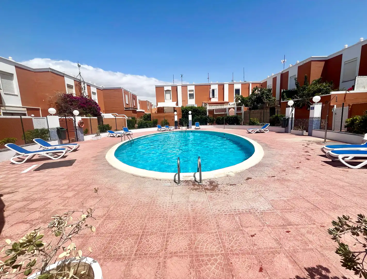 Piscina de Casa adosada en venda en Granadilla de Abona amb Aire condicionat, Moblat i Piscina comunitària