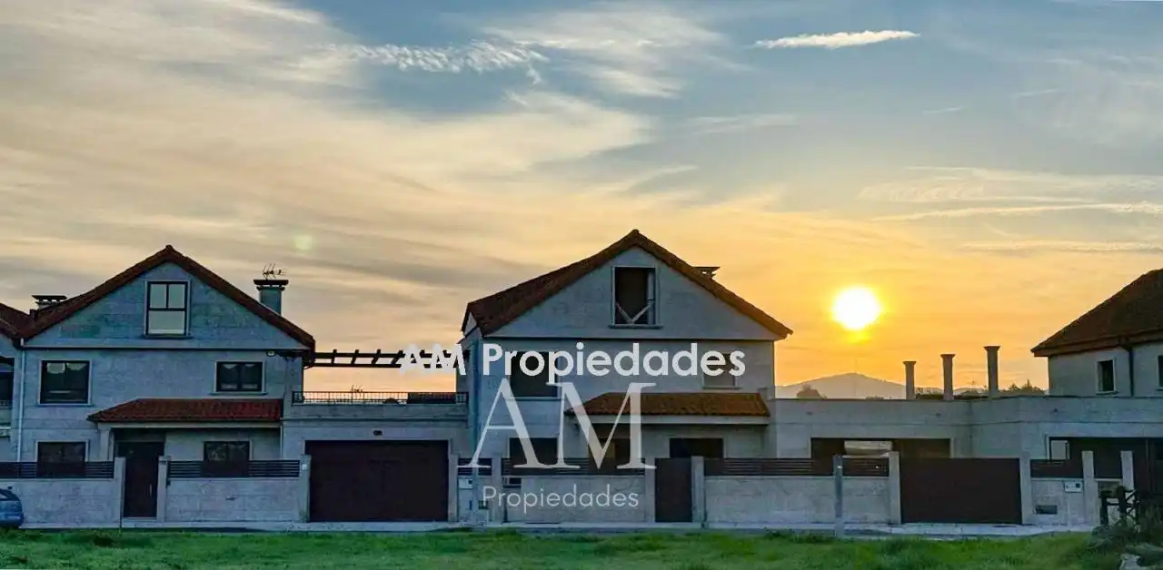 Vista exterior de Casa o xalet en venda en Baiona amb Calefacció, Jardí privat i Terrassa