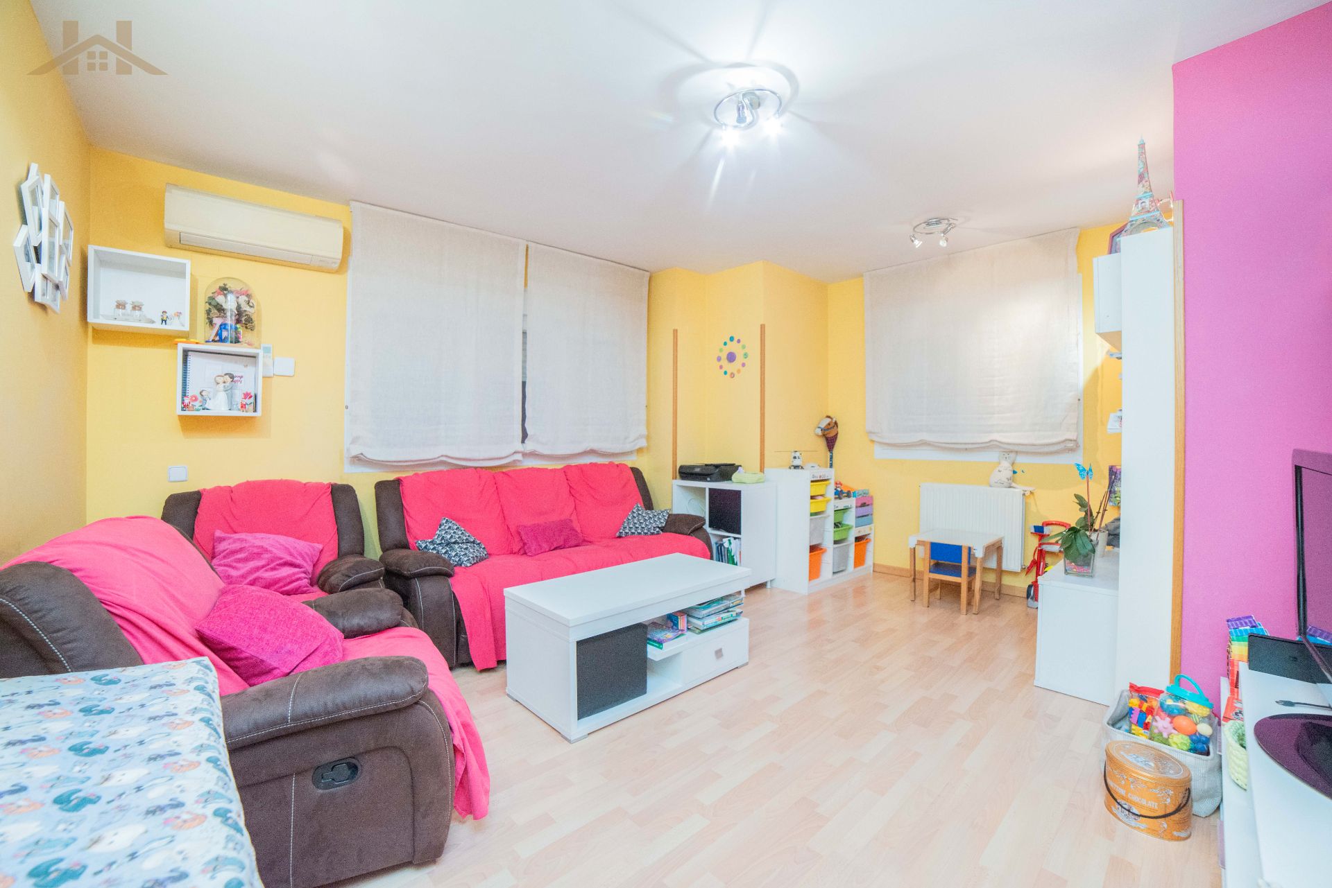 Sala d'estar de Pis en venda en Parla amb Calefacció, Moblat i Piscina comunitària