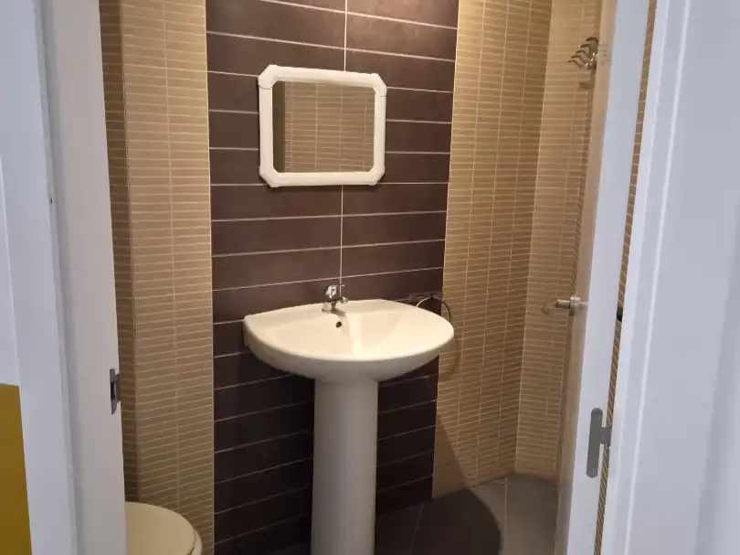 Baño de Local de alquiler en Alaquàs con Parquet