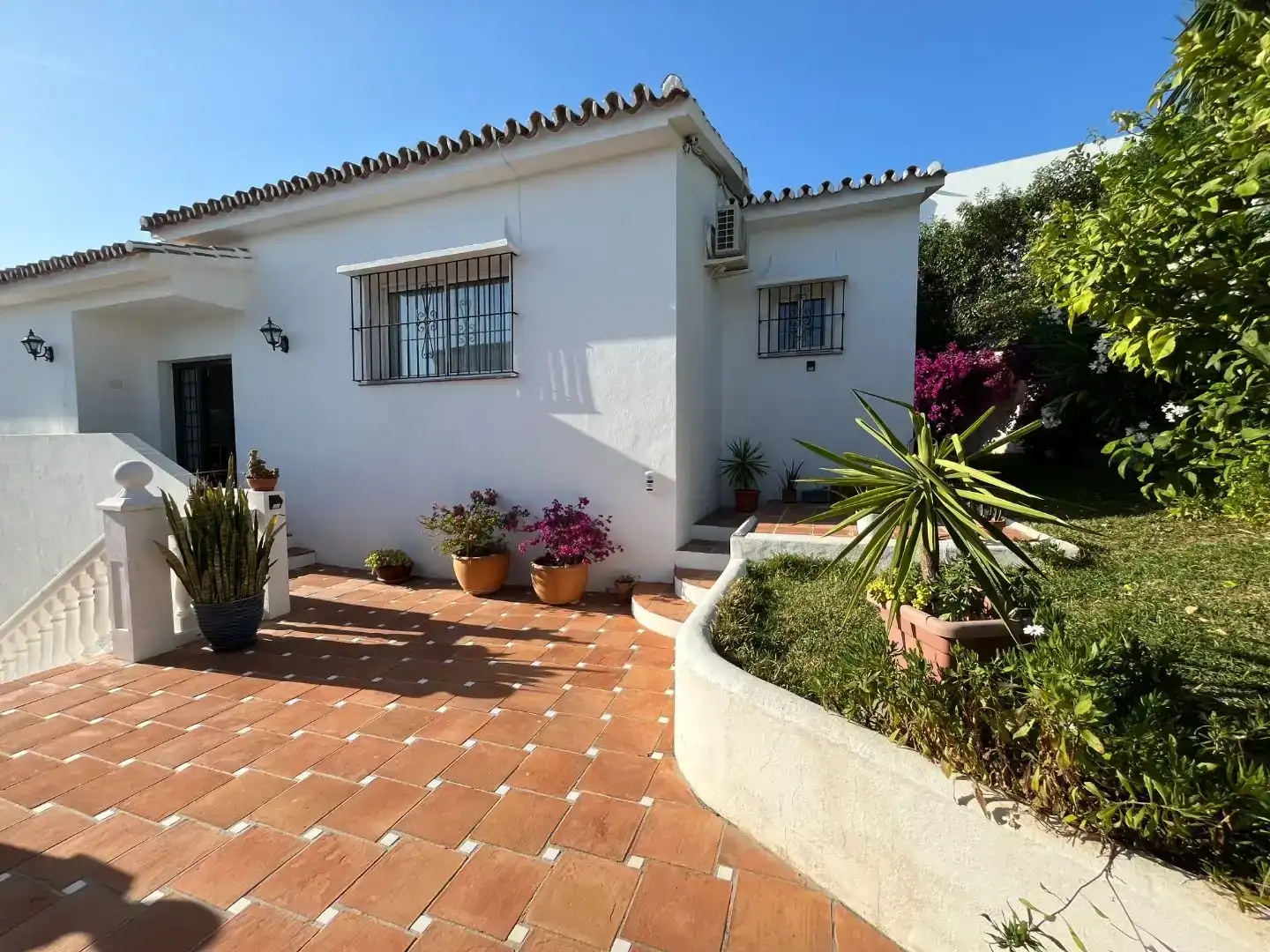 Vista exterior de Casa o xalet en venda en Marbella amb Aire condicionat i Piscina