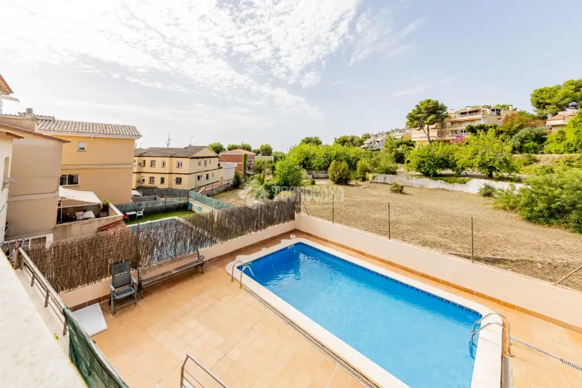 Außenansicht von Wohnung zum Verkauf in Calafell mit Klimaanlage, Abstellraum und Balkon