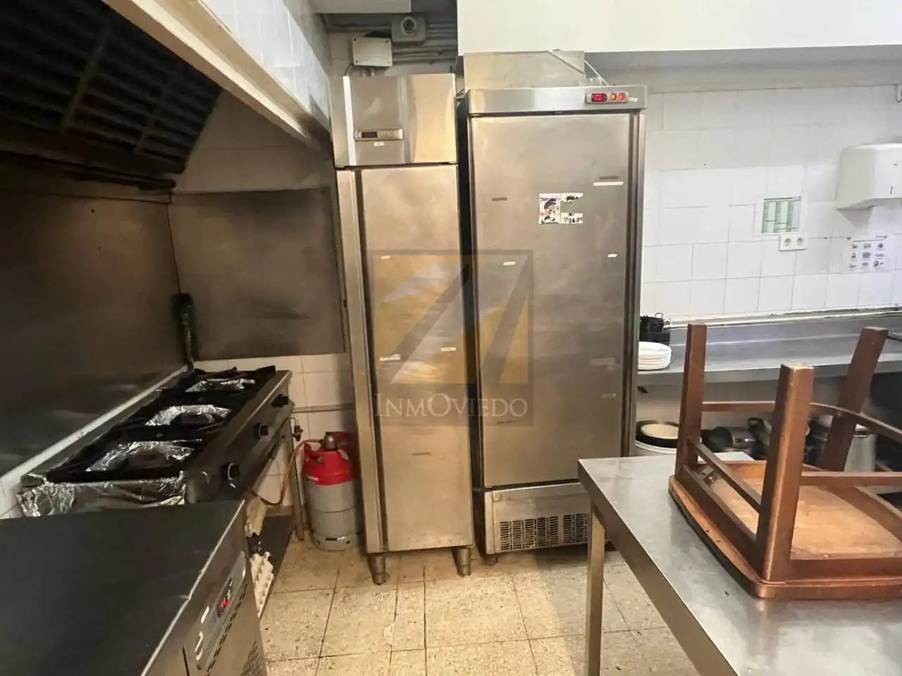 Cuina de Local de lloguer en Oviedo  amb Aire condicionat i Alarma