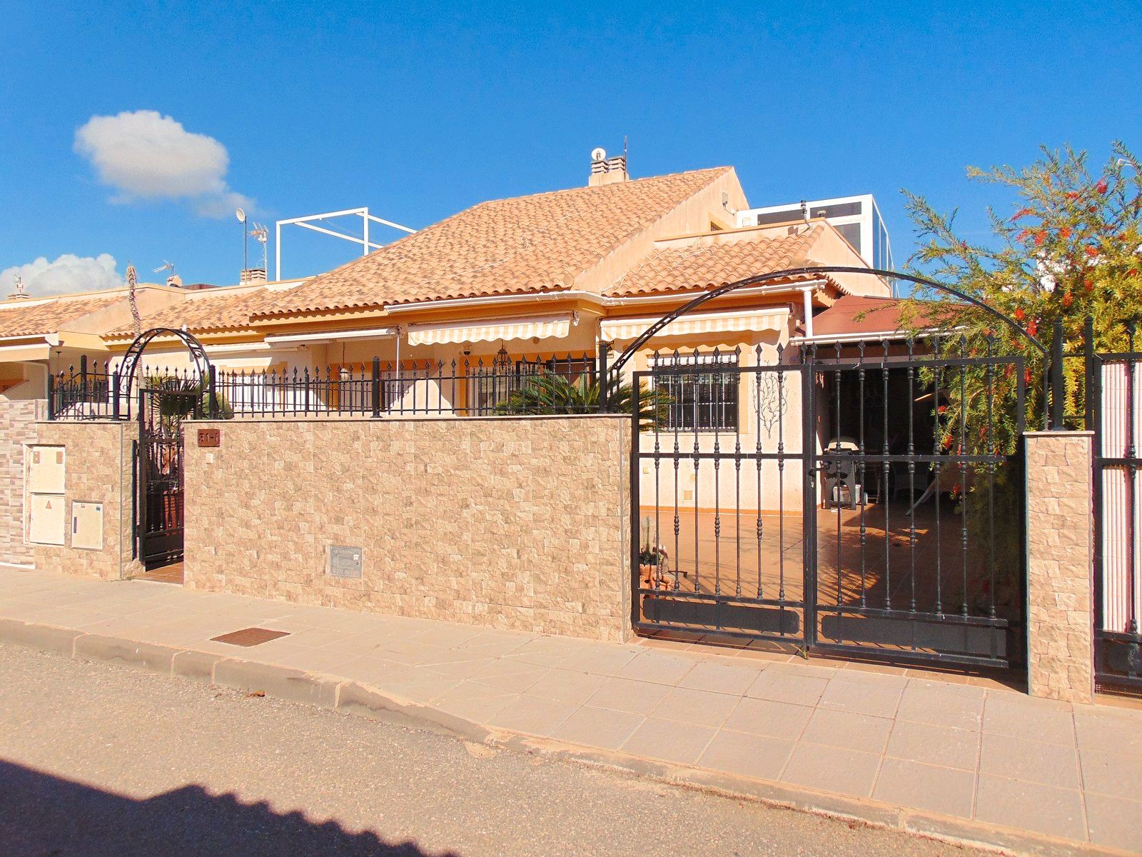 Vista exterior de Casa adosada en venda en Pilar de la Horadada amb Aire condicionat, Calefacció i Jardí privat