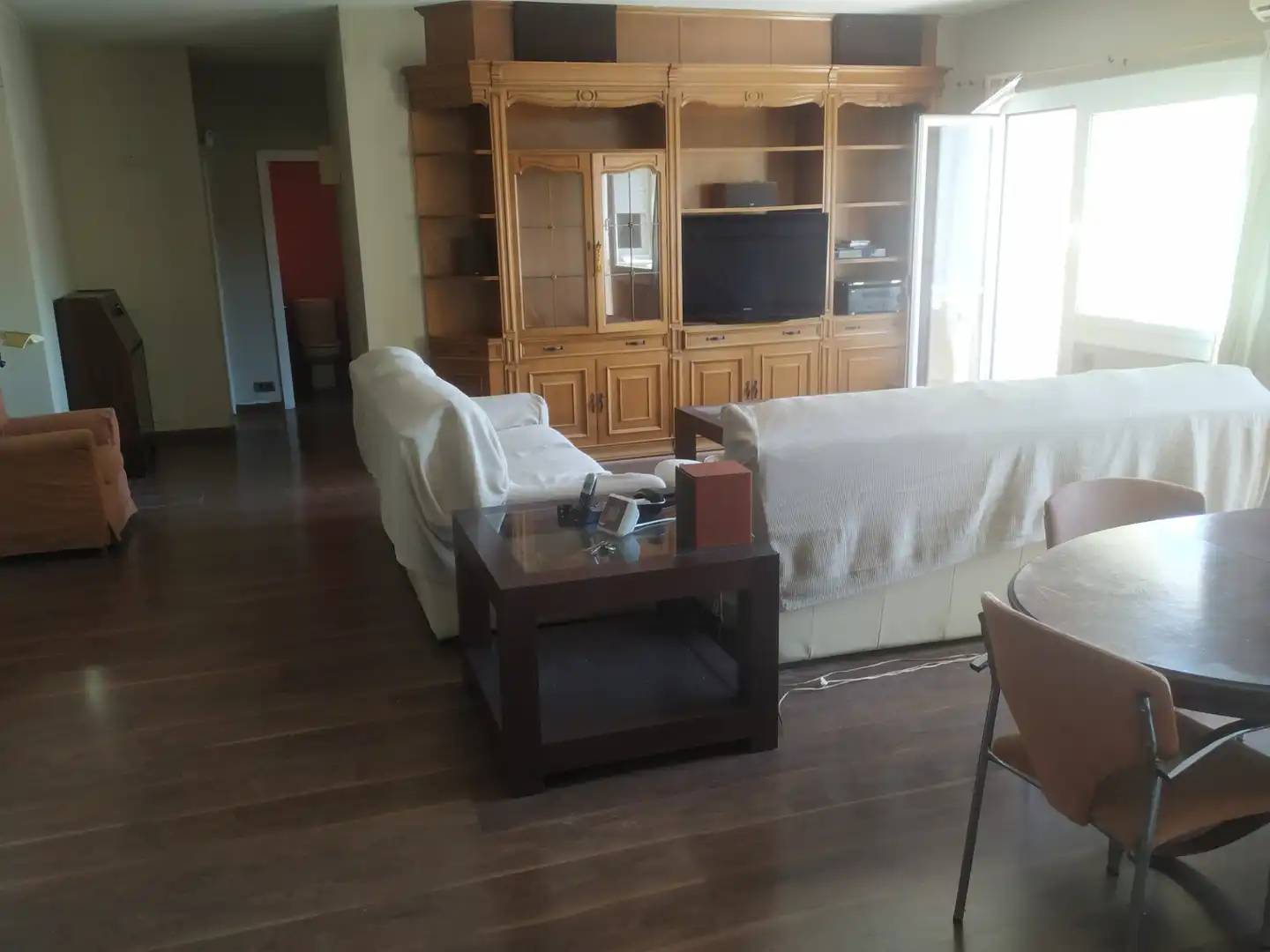 Wohnzimmer von Dachboden zur Miete in Barcelona mit Heizung, Ofen und Balkon