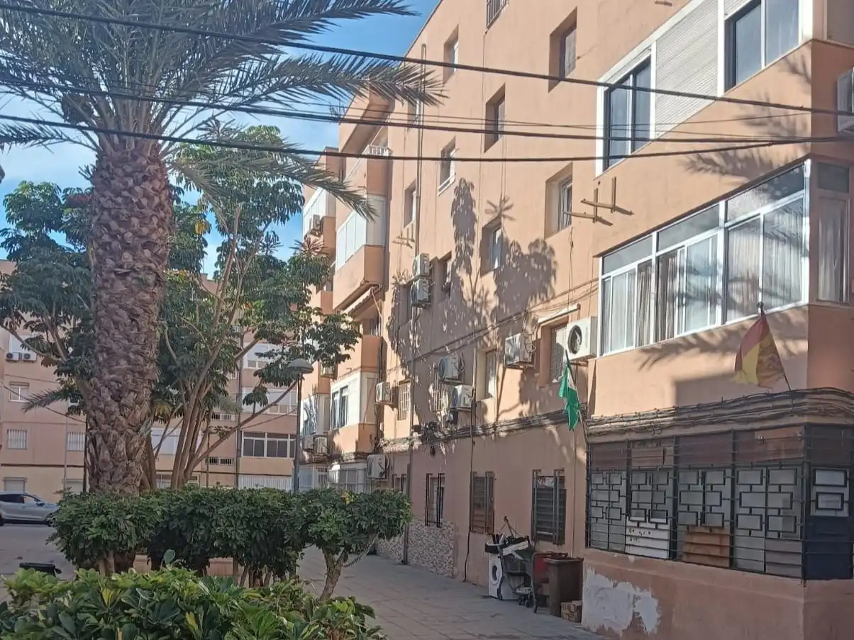 Außenansicht von Wohnung zum Verkauf in Almería mit Terrasse und Balkon