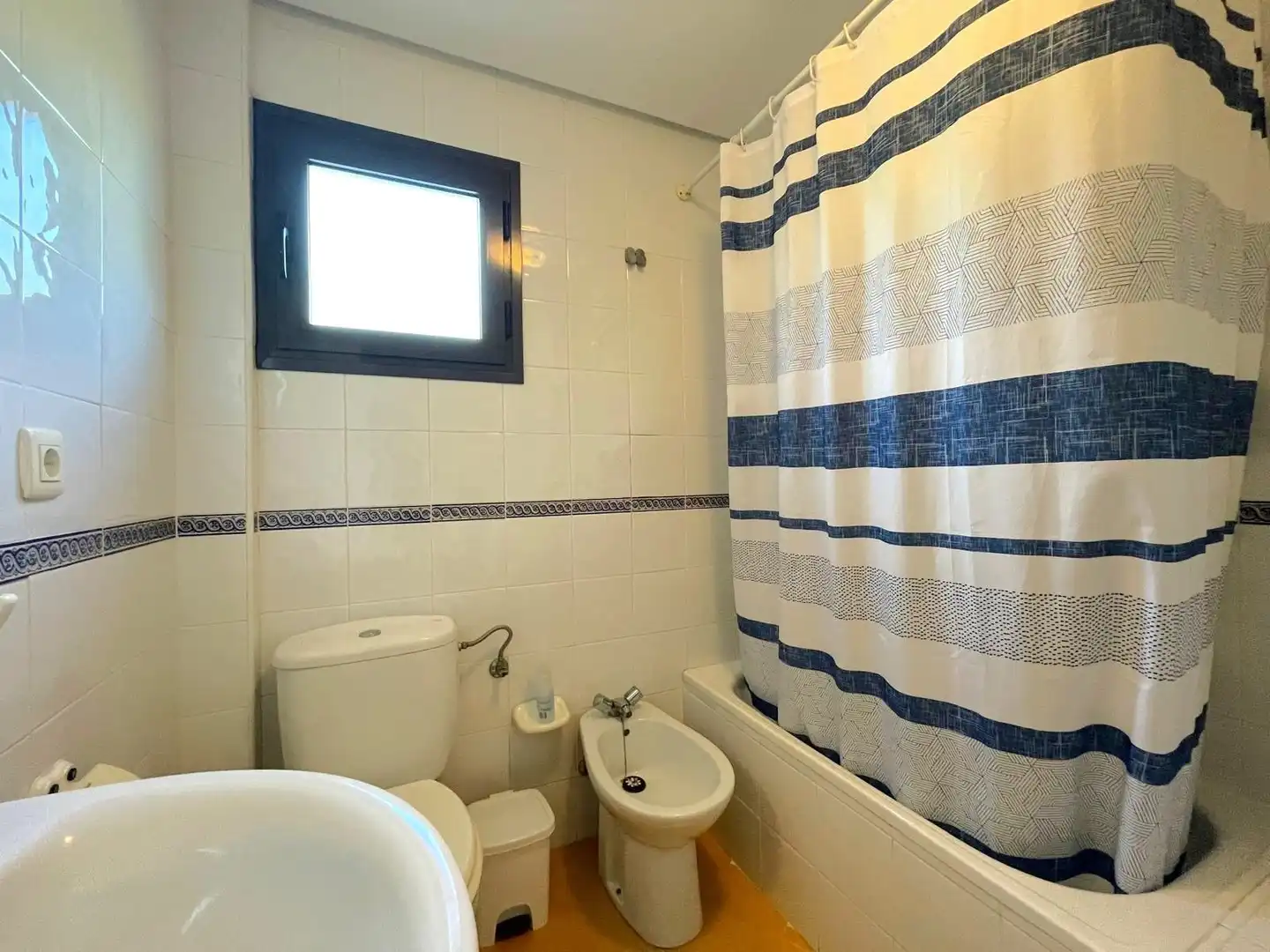 Bathroom of Apartments for rent in El Rompido, Huelva