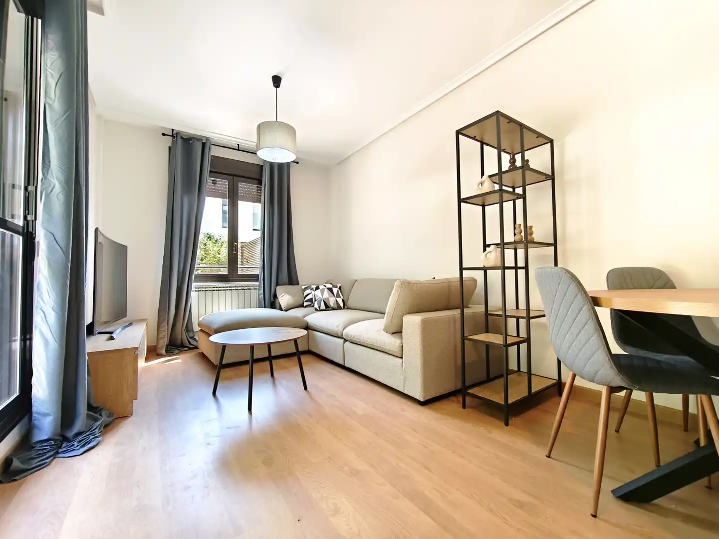 Sala de estar de Piso en venta en Lardero con Calefacción, Jardín privado y Parquet