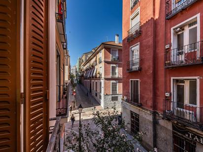 Außenansicht von Wohnung zum verkauf in  Madrid Capital mit Balkon
