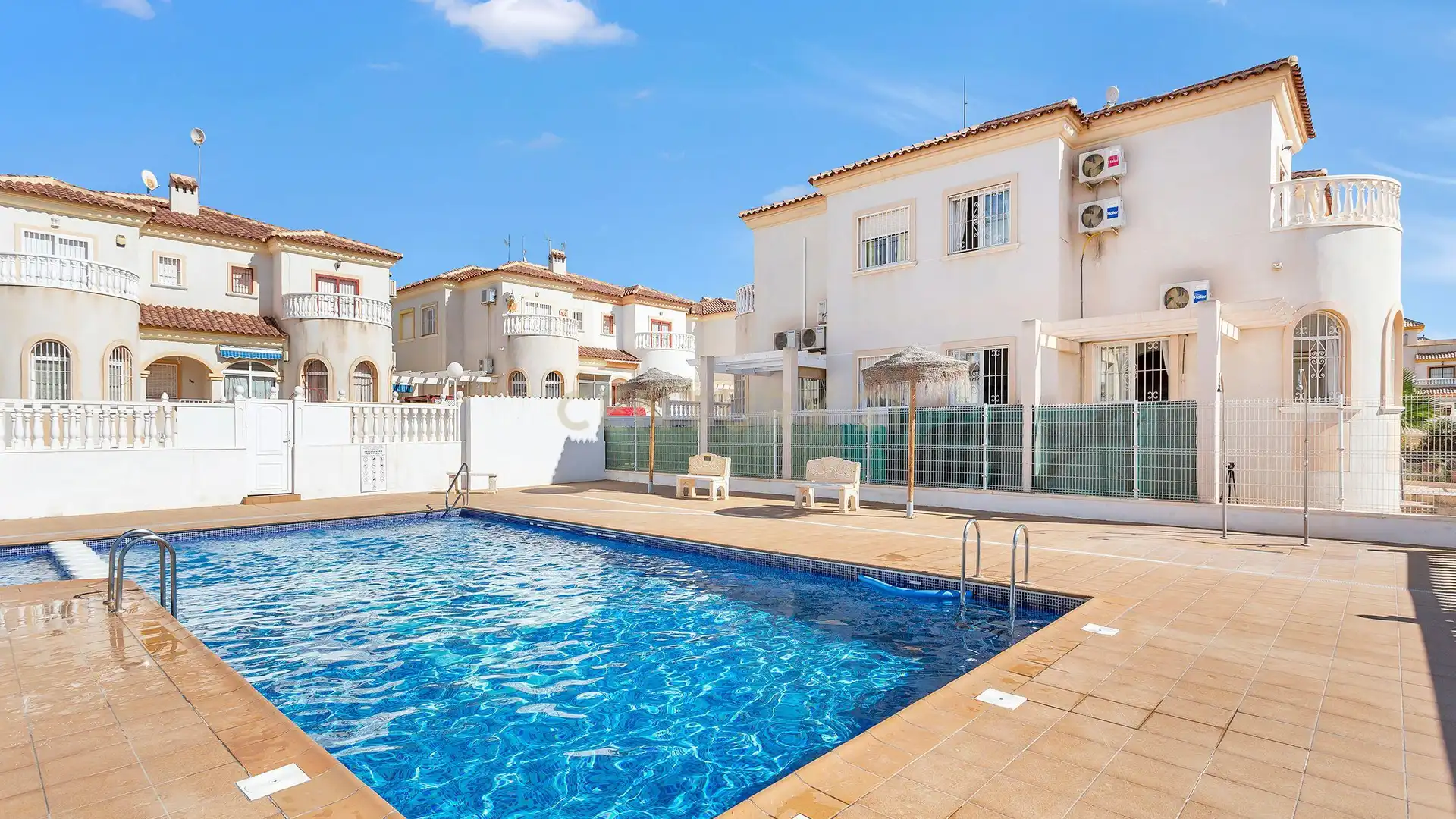 Piscina de Casa adosada en venda en Torrevieja amb Aire condicionat, Balcó i Piscina comunitària