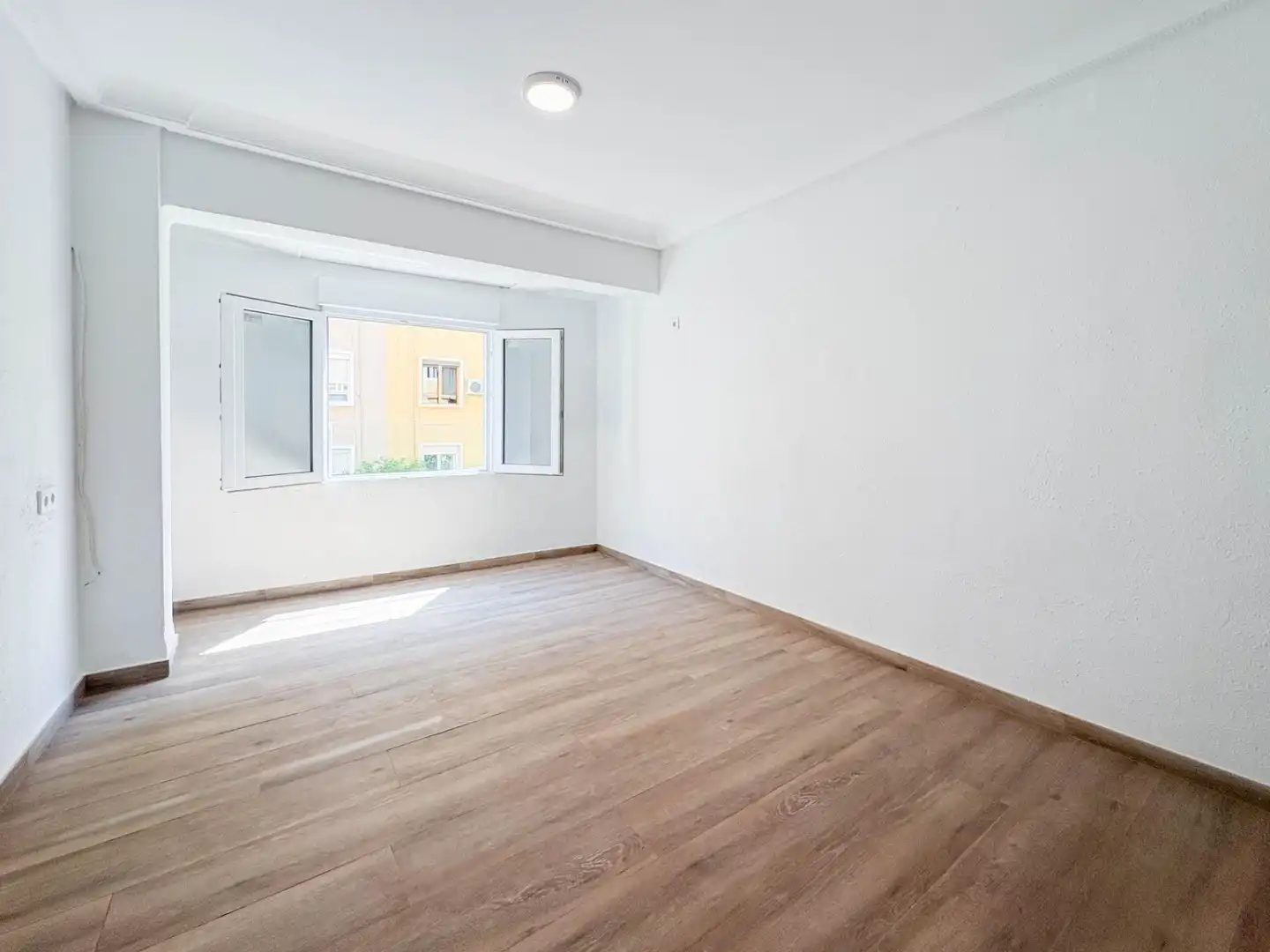 Bedroom of Flat for rent in Valencia