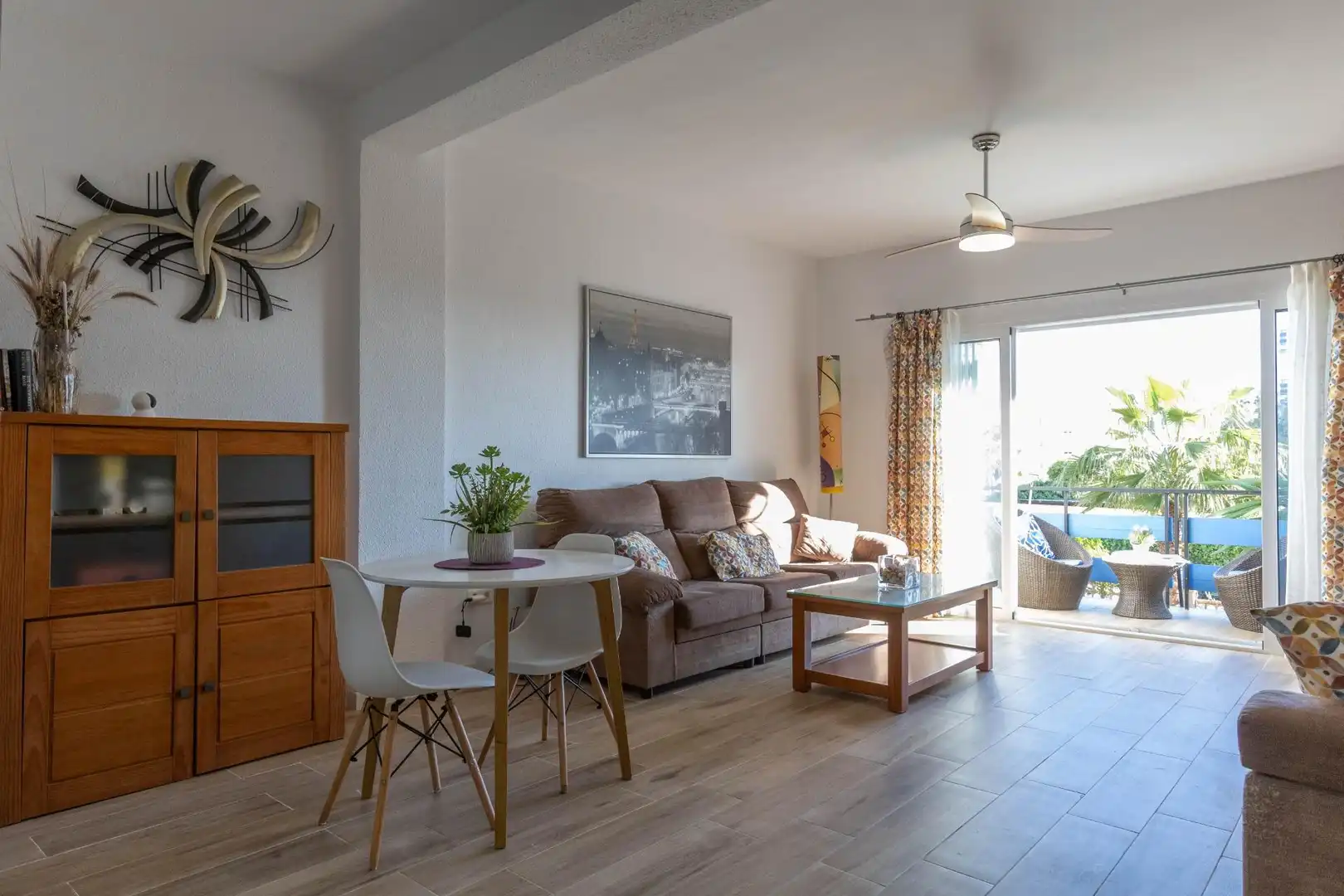 Sala d'estar de Apartament en venda en Torremolinos amb Jardí privat, Terrassa i Piscina comunitària