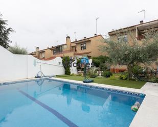 Piscina de Casa adosada en venda en Arroyomolinos (Madrid) amb Aire condicionat, Terrassa i Piscina