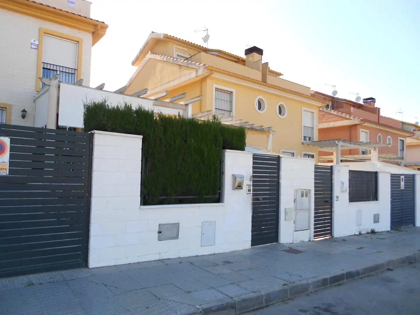 Außenansicht von Einfamilien-Reihenhaus zum Verkauf in Murcia mit Klimaanlage, Heizung und Privatgarten