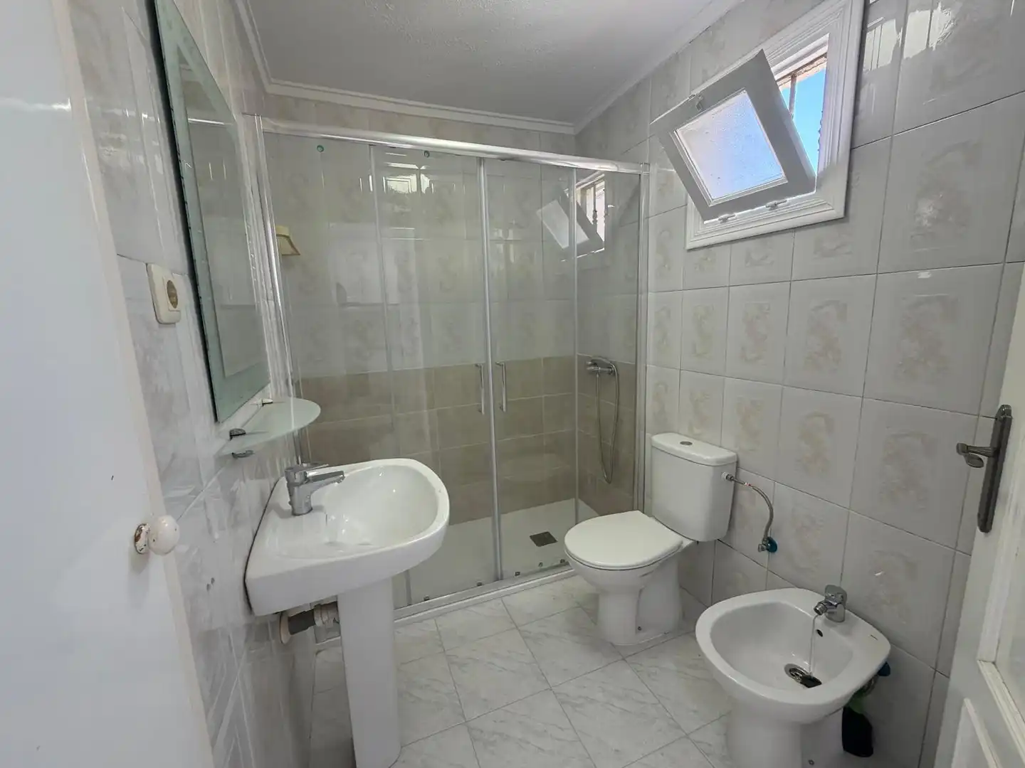 Bathroom of Flat for sale in Torrevieja  with Air Conditioner, Terrace and Community pool