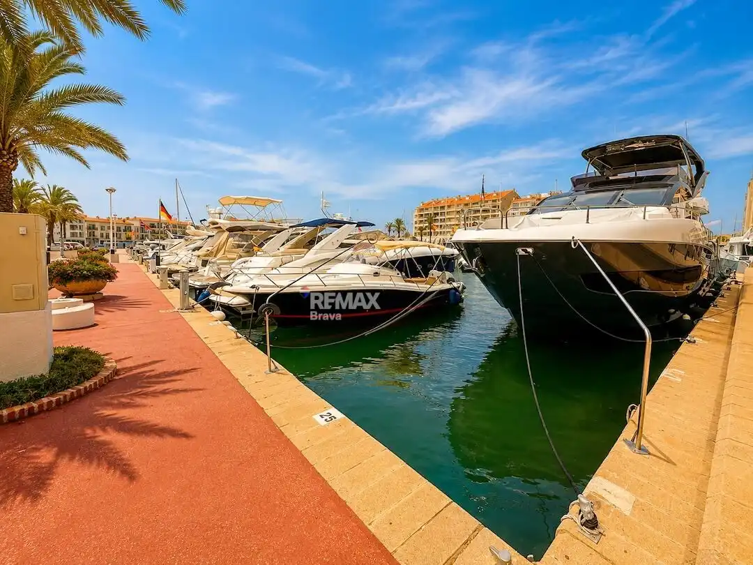 Parking de Piso en venta en Empuriabrava con Terraza y Balcón