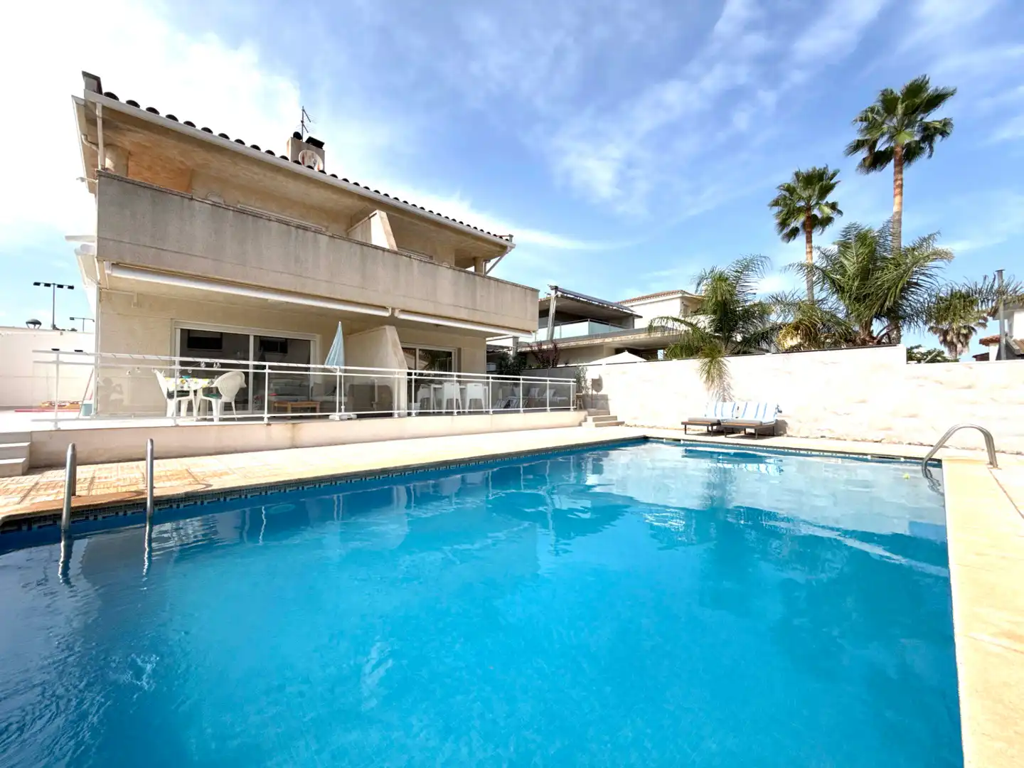 Schwimmbecken von Einfamilien-Reihenhaus zum Verkauf in Cambrils mit Klimaanlage, Heizung und Terrasse