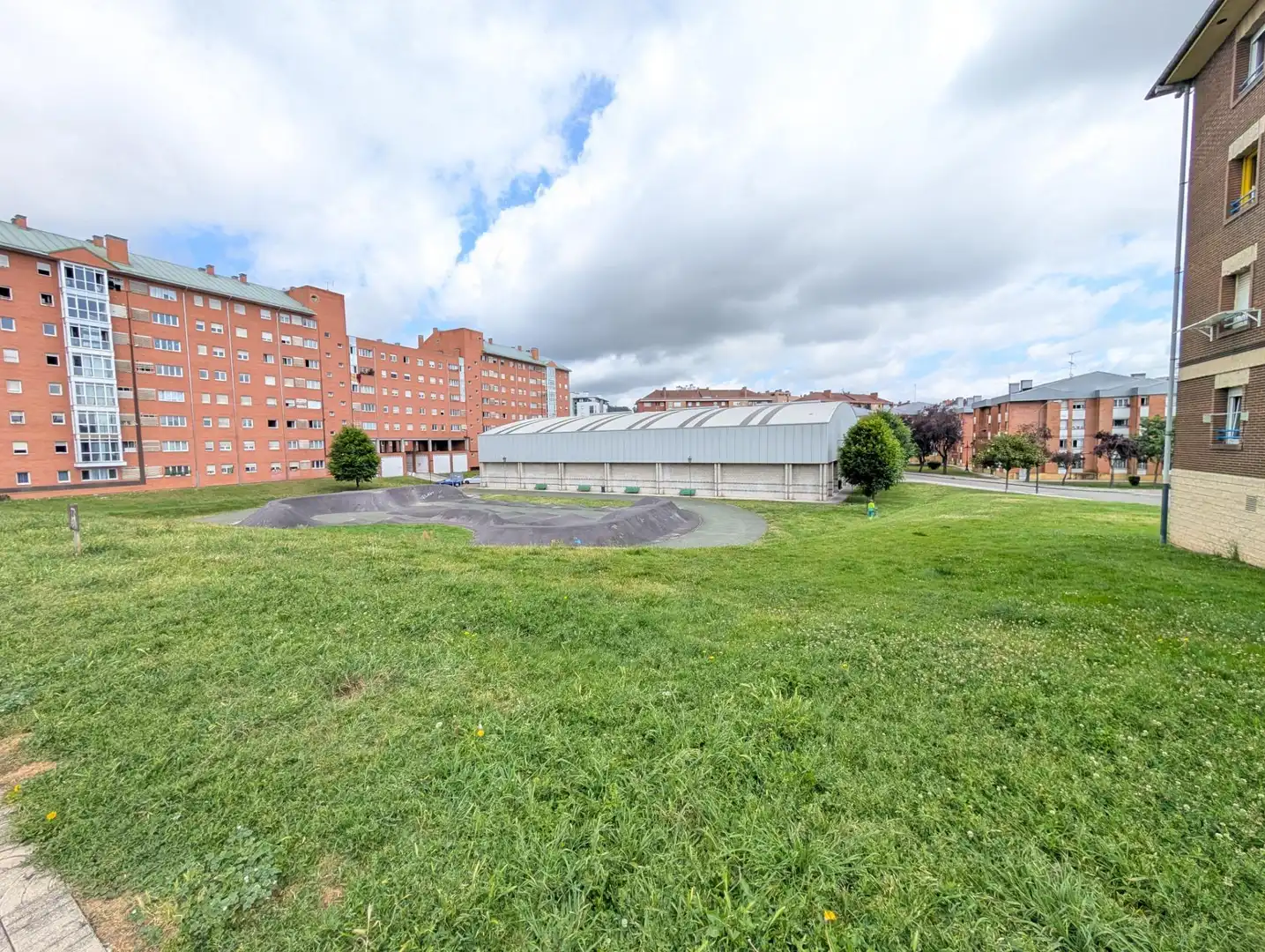 Vista exterior de Pis en venda en Oviedo  amb Calefacció i Terrassa